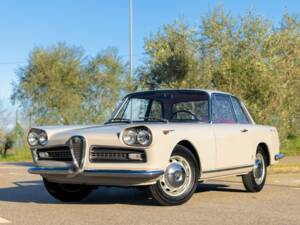 Image 2/7 of Alfa Romeo 2000 Sprint (1961)