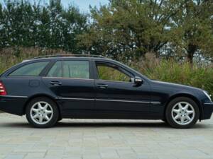 Immagine 4/50 di Mercedes-Benz C 320 T (2001)