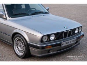Image 24/50 de BMW 320i Touring (1989)