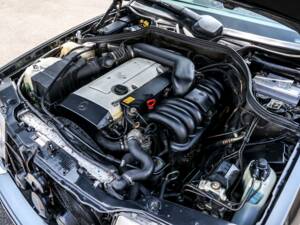 Image 5/37 of Mercedes-Benz E 320 (1995)