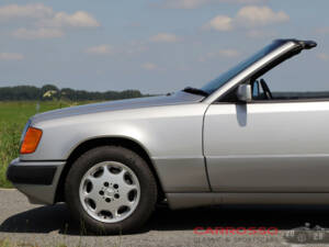 Image 22/39 of Mercedes-Benz 300 CE-24 (1992)