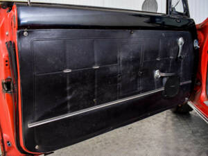 Image 21/50 of Chevrolet Corvair Monza Convertible (1966)