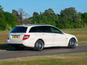 Immagine 19/50 di Mercedes-Benz C 63 AMG T (2009)