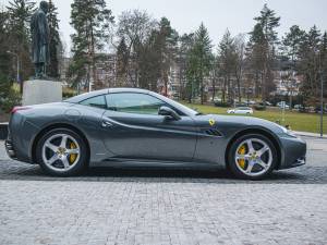 Image 6/28 of Ferrari California (2011)