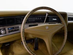 Image 25/32 of Cadillac Coupe DeVille (1971)