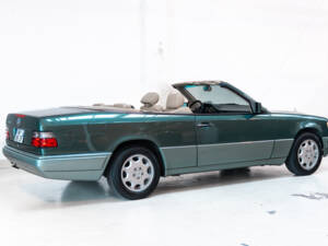 Image 4/27 of Mercedes-Benz E 320 (1994)