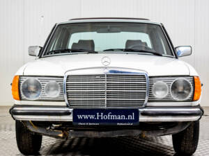Immagine 11/46 di Mercedes-Benz 240 D (1982)
