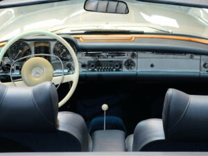 Image 21/36 of Mercedes-Benz 280 SL (1969)