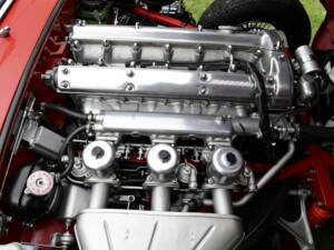 Image 28/50 de Jaguar E-Type (1968)