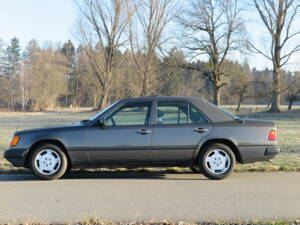 Image 3/92 of Mercedes-Benz 200 D (1989)