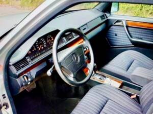 Immagine 6/19 di Mercedes-Benz E 200 (1993)