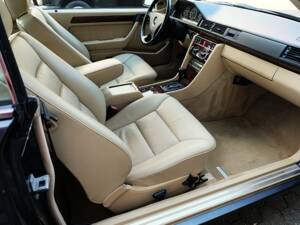 Image 14/63 of Mercedes-Benz 300 CE (1991)
