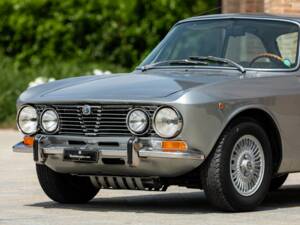 Image 16/50 de Alfa Romeo 2000 GT Veloce (1974)