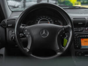 Image 18/26 of Mercedes-Benz C 32 AMG T (2002)