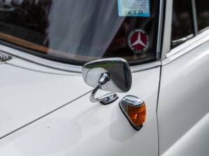 Image 16/21 of Mercedes-Benz 190 c (1965)