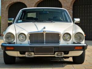 Image 4/7 of Jaguar XJ 6 4.2 (1982)