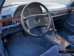 Image 13/16 of Mercedes-Benz 300 SE (1990)