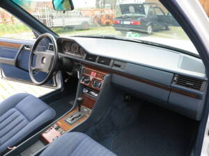 Bild 28/71 von Mercedes-Benz 300 E 4-Matic (1990)