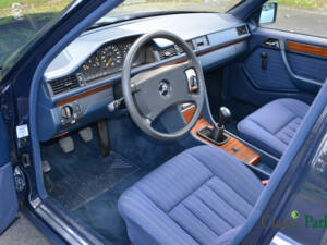 Imagen 23/50 de Mercedes-Benz 200 E (1991)