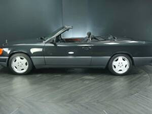 Image 3/30 de Mercedes-Benz 300 CE-24 (1993)