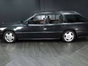 Bild 3/30 von Mercedes-Benz E 36 AMG T (1994)