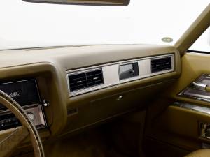 Image 22/32 of Cadillac Coupe DeVille (1971)