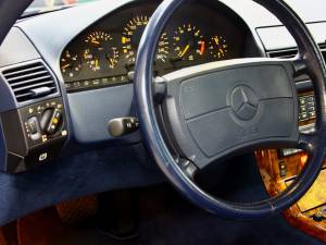 Image 12/32 of Mercedes-Benz 500 SL (1991)
