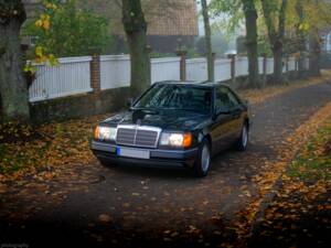 Image 4/36 de Mercedes-Benz 300 CE (1990)