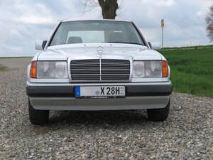 Bild 25/71 von Mercedes-Benz 300 E 4-Matic (1990)