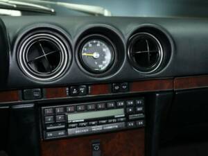 Image 14/30 of Mercedes-Benz 560 SL (1987)