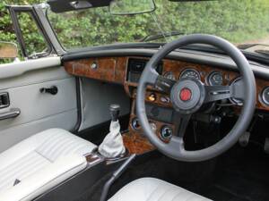 Image 8/17 of MG MGB (1978)