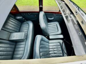 Image 28/50 of Bentley S 3 Continental Flying Spur (1963)