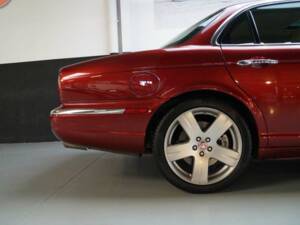 Image 32/50 of Jaguar XJR (2007)