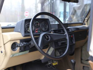 Image 32/63 of Mercedes-Benz 240 GD (SWB) (1986)