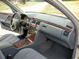 Imagen 14/34 de Mercedes-Benz E 240 (1999)