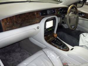 Image 12/25 de Jaguar XJ 8 4.2 (2003)