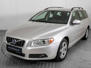 Image 17/50 de Volvo V70 D3 (2010)