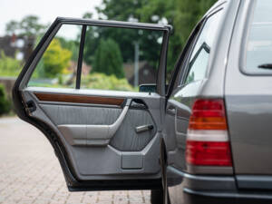 Image 47/66 of Mercedes-Benz 200 TE (1989)