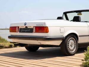 Image 23/70 of BMW 320i (1990)
