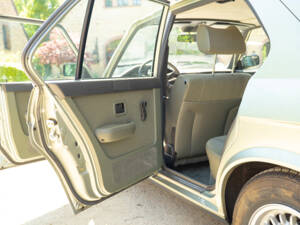 Image 33/63 of BMW 528i (1984)