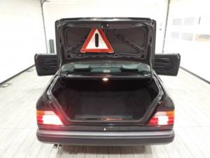 Afbeelding 13/15 van Mercedes-Benz 300 CE (1988)