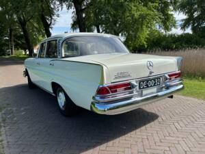 Image 3/64 of Mercedes-Benz 220 S b (1965)