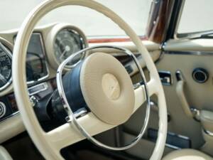 Image 40/54 of Mercedes-Benz 280 SE 3,5 (1968)