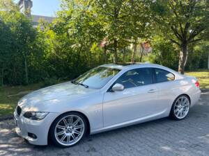 Image 2/28 of BMW 325d (2010)