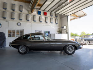Image 7/15 of Jaguar E-Type (1969)