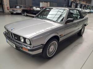 Image 11/12 of BMW 320i (1990)