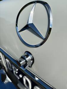 Image 15/64 of Mercedes-Benz 220 S b (1965)