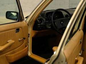 Image 9/24 de Mercedes-Benz 230 E (1982)