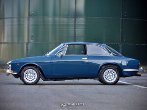 Image 2/85 de Alfa Romeo 1750 GT Veloce (1970)