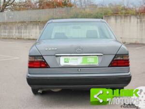 Image 5/10 de Mercedes-Benz E 200 (1994)